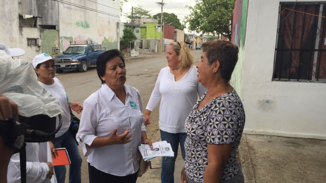 Candidata de Nueva Alianza, recorre calles buscando el voto ciudadano