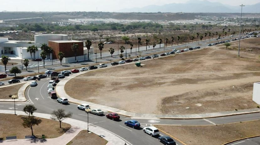 Inicia vacunación en Drive Thrue con largas filas