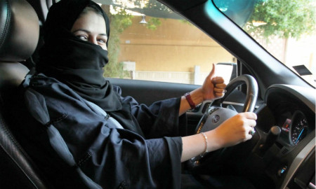 Arabia Saudita inicia entrega de licencias para conducir a mujeres
