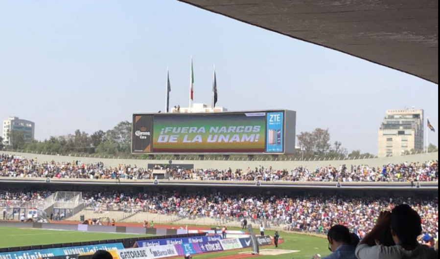 Exigen salida de “narcos” de la UNAM en partido de Pumas