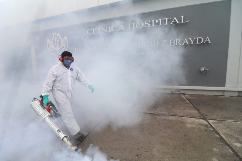 Sanitizan áreas externas de instituciones de salud para prevenir contagios de coronavirus