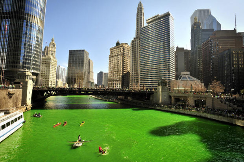 Se tiñe de verde el río Chicago para celebrar San Patricio