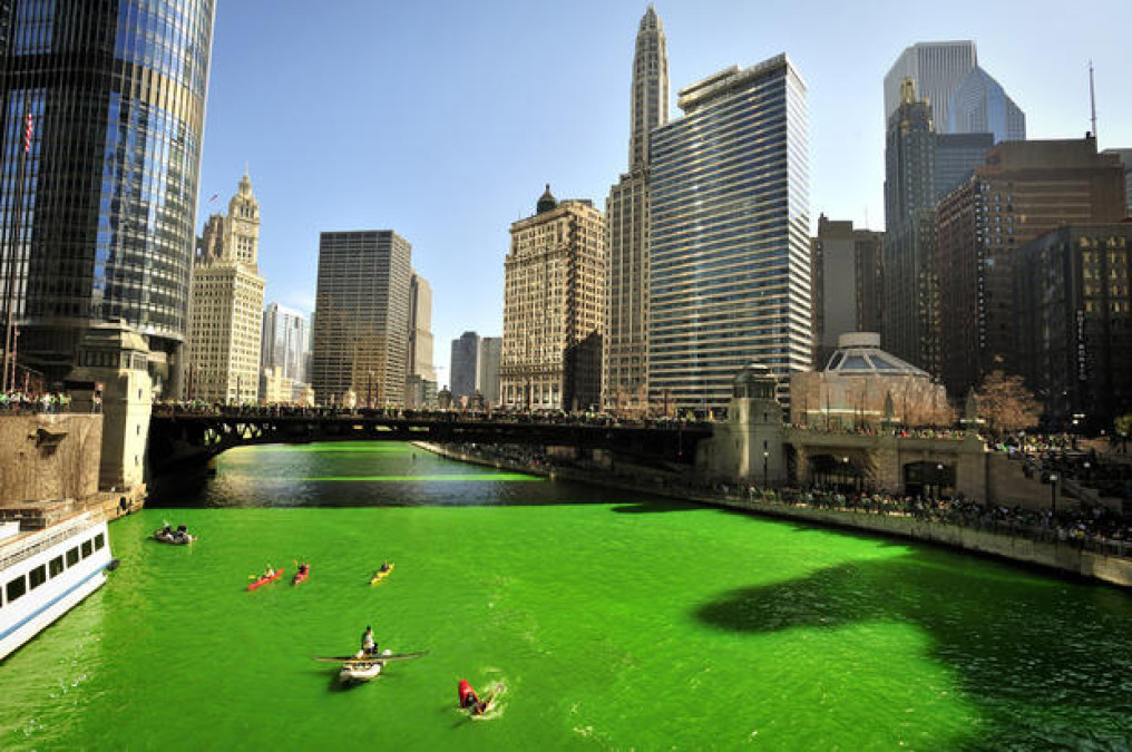 Se tiñe de verde el río Chicago para celebrar San Patricio