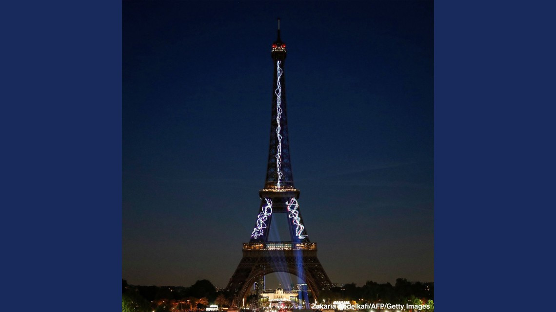 La Torre Eiffel se vistió de gala para celebrar su 130 cumpleaños