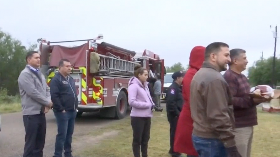 Entregan cientos de pavos a familias en Edinburg
