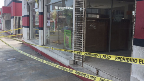 Cae loza de vetusto edificio en zona centro de Madero