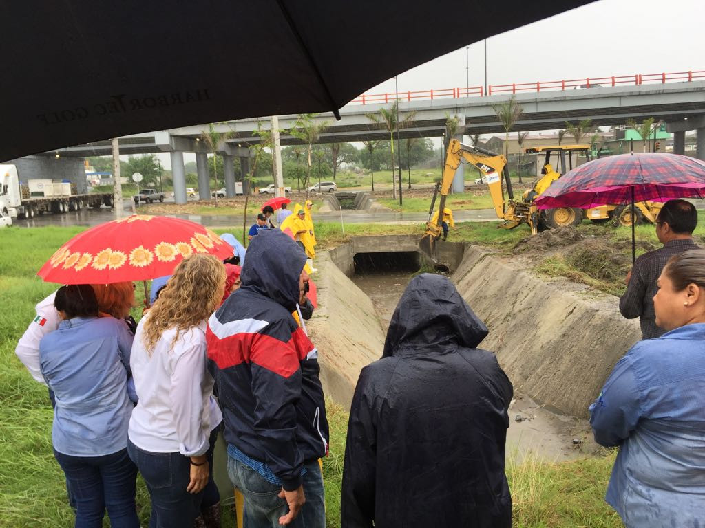 Limpieza de pluviales disminuye problemas de encharcamiento