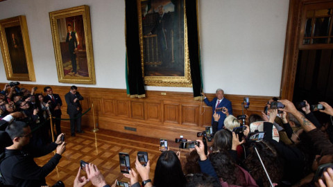 Devela AMLO su retrato oficial como presidente; estará en Palacio Nacional