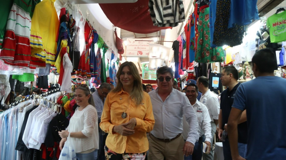 Promociona alcaldesa el buen fin con recorrido y compras