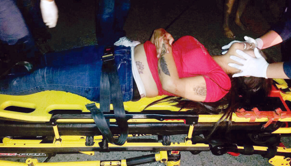 Conductor choca y abandona a mujer herida