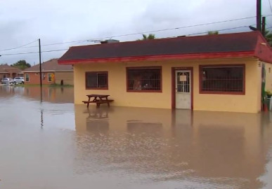 Lluvias provocan inundaciones en las calles de la ciudad de Río Grande 