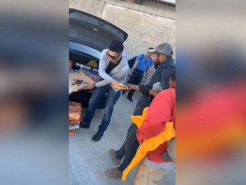 Joven reparte pizza a personas en situación de calle