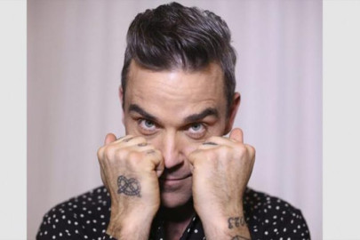 Robbie Williams responde a la polémica tras desinfectarse