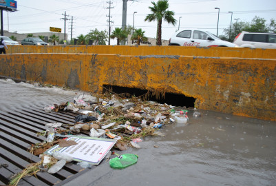 Invita COMAPA a la ciudadanía a no tirar basura en alcantarillas  