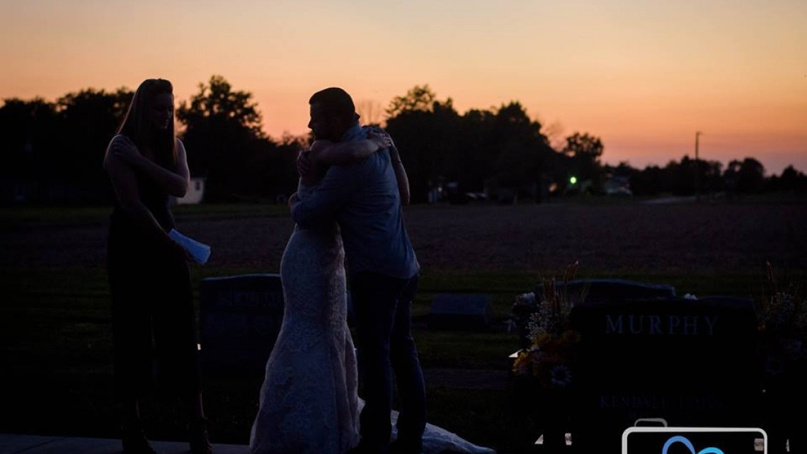 ¡Hermoso detalle! Mujer recuerda a su prometido muerto con sesión de fotos