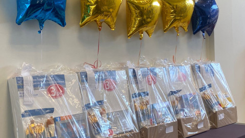 Reciben artistas material para cuadros