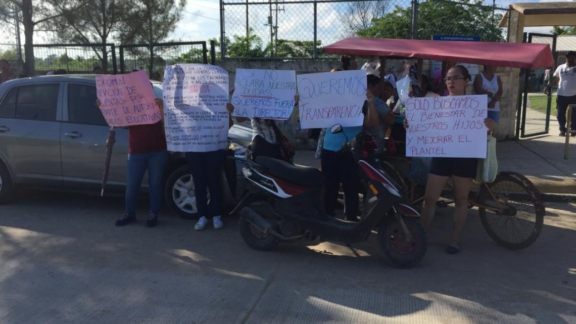 Padres de familia se manifiestan en escuela preescolar