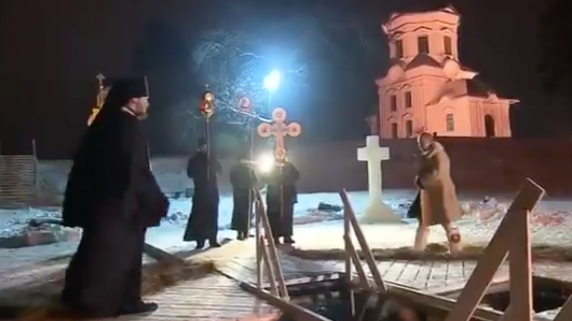 Putin se sumerge en agua helada sin pestañear 