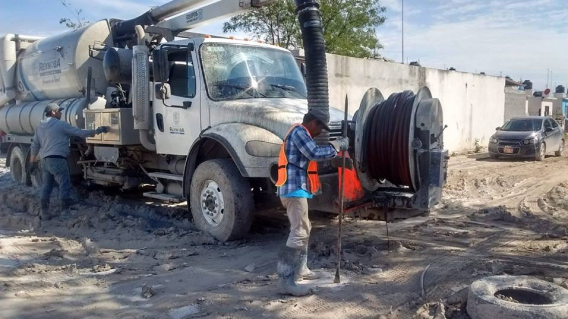 Comapa trabaja con equipo vactor