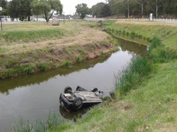 Auto es abandonado tras volcarlo 