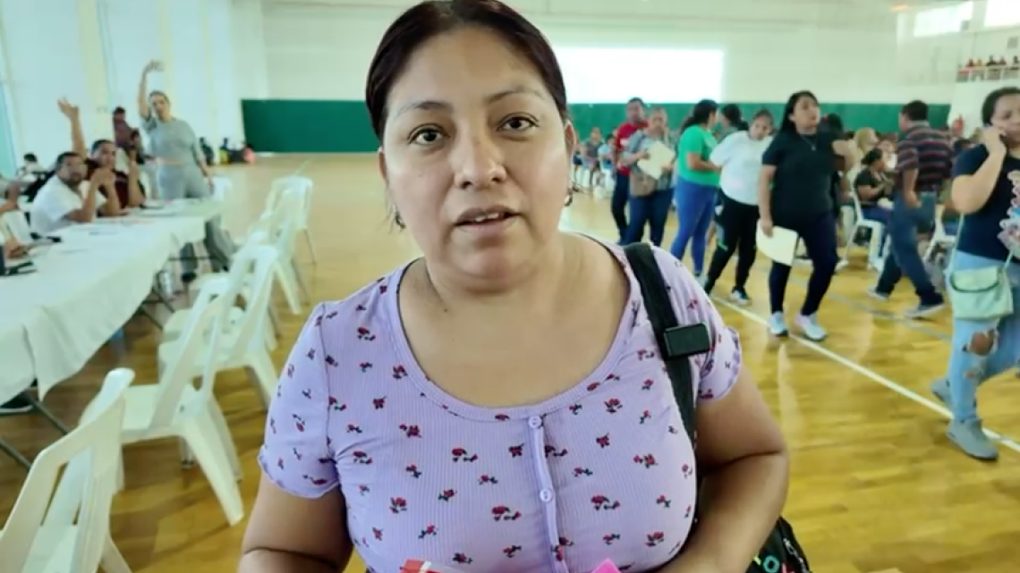 Familias beneficiadas agradecen al alcalde Carlos Peña la entrega de Becas