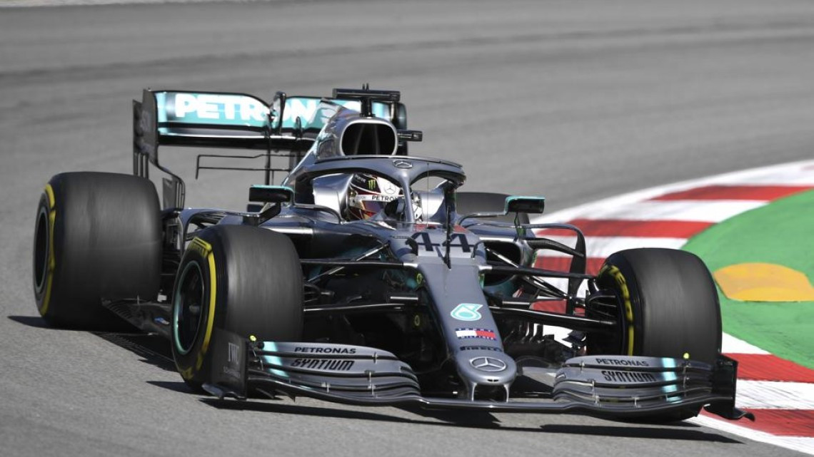 Lewis Hamilton se lleva el GP de España, Checo Pérez termina en la posición quince
