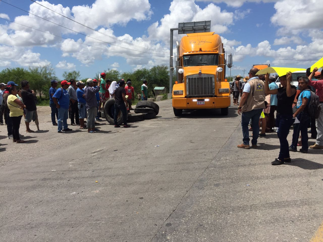 Bloquean pescadores carretera Matamoros-Victoria
