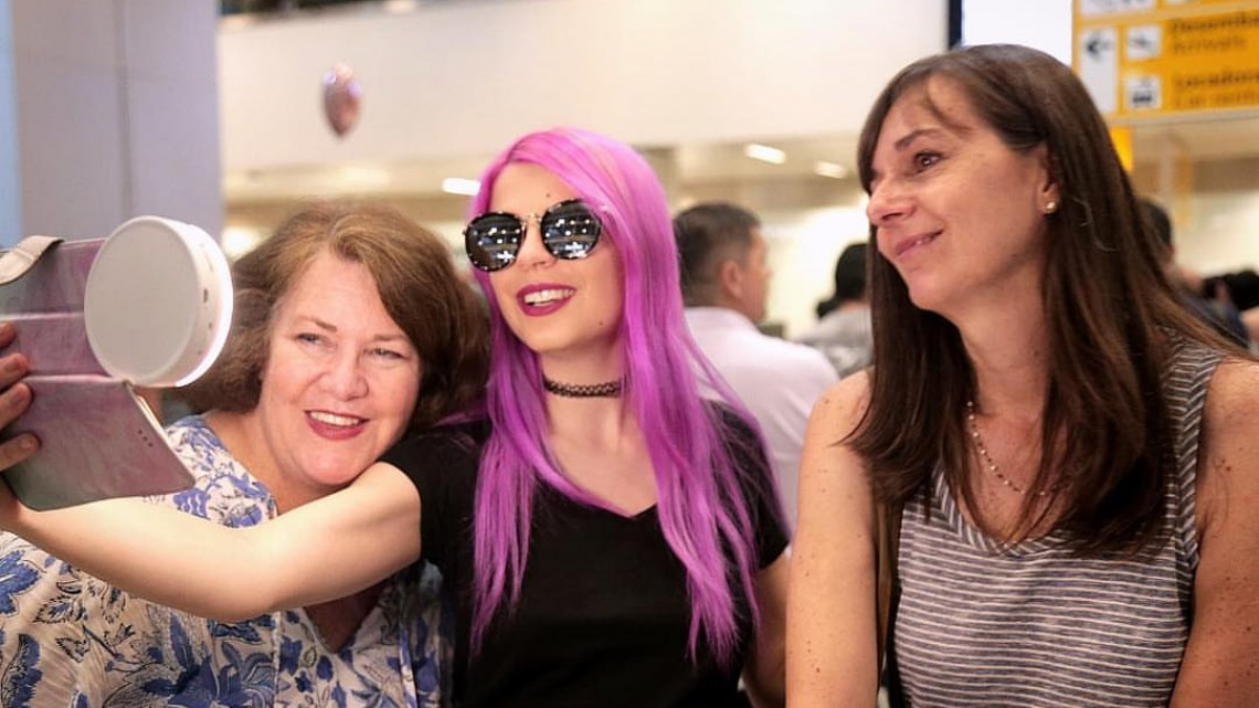 Julia Zelg se ha comprometido; su novia le lleva 37 años