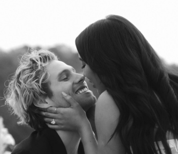 ¡Hay boda! Luke Hemmings se compromete con Sierra Deaton