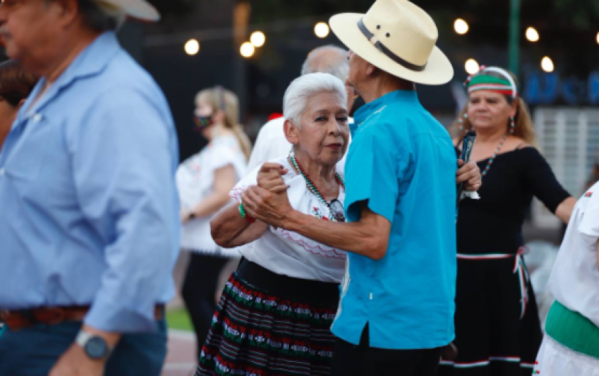 Agradecen neolaredenses los viernes de danzón 