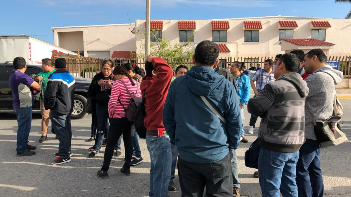 Luchan obreros por aumento salarial y bono anual 