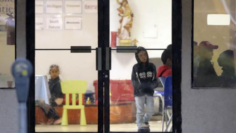 Policías estatales chocan contra trailer