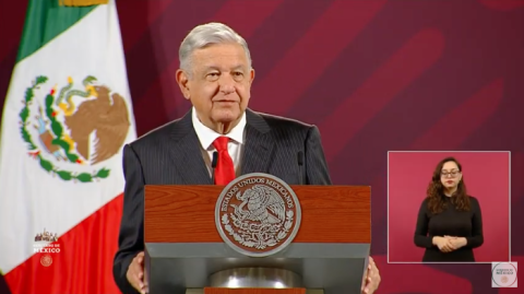 Felicita AMLO al IMSS por su 80 aniversario