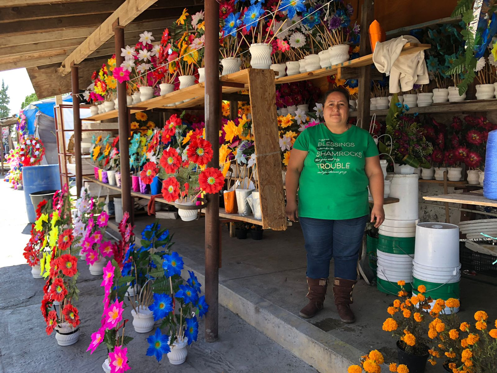 Comerciantes de flores esperan que sus ventas revivan este Día de Muertos en Nuevo Laredo 