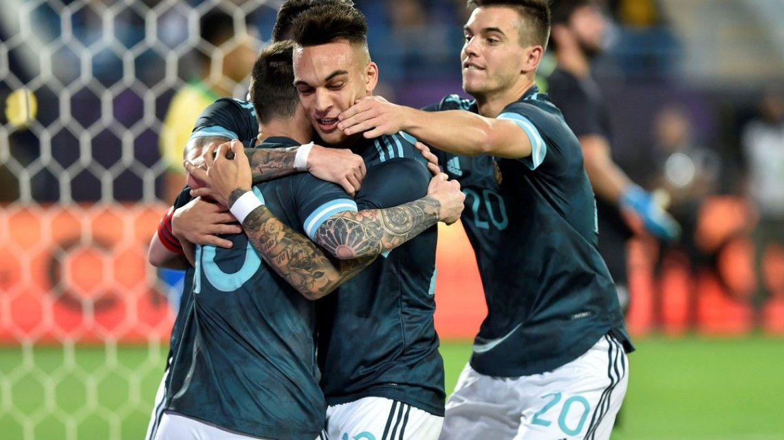 Argentina derrotó a Brasil en el regreso de Messi