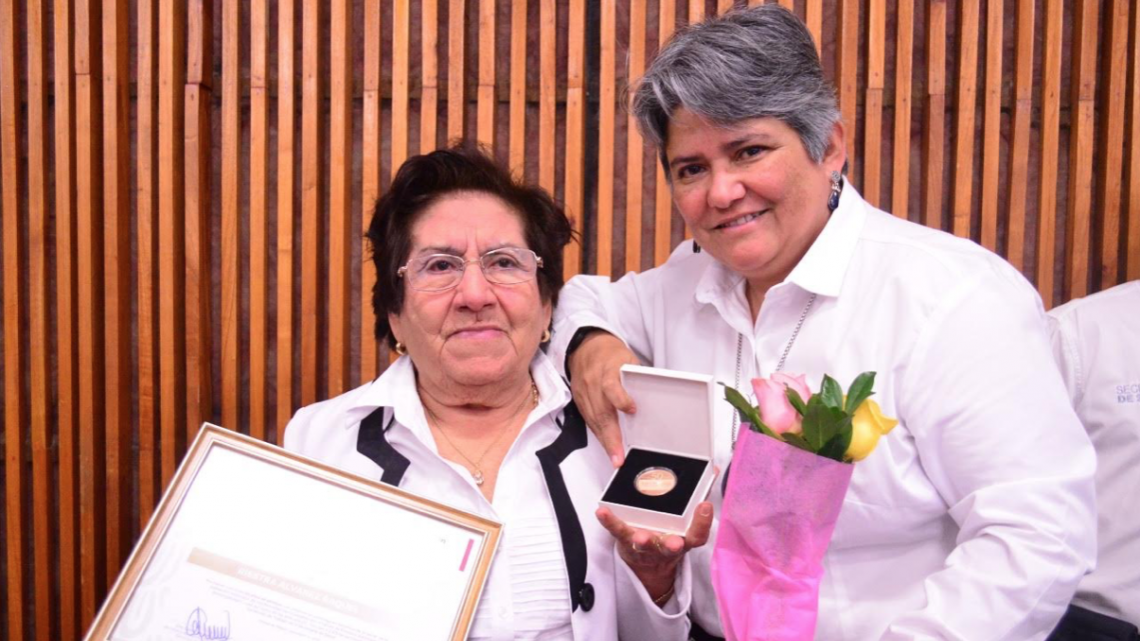 Reconoce Gobierno del Estado a trabajadores de salud con años de antigüedad