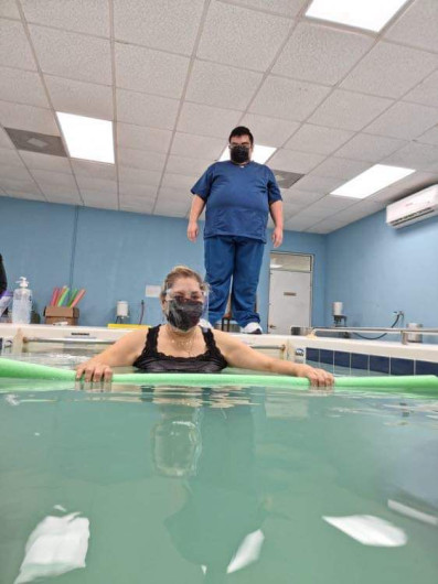 Ofrece CRI terapia física e hidroterapia a los ciudadanos 