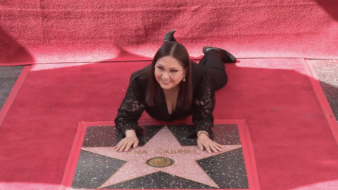 Recibe Ana Gabriel su estrella en el Paseo de la Fama de Hollywood