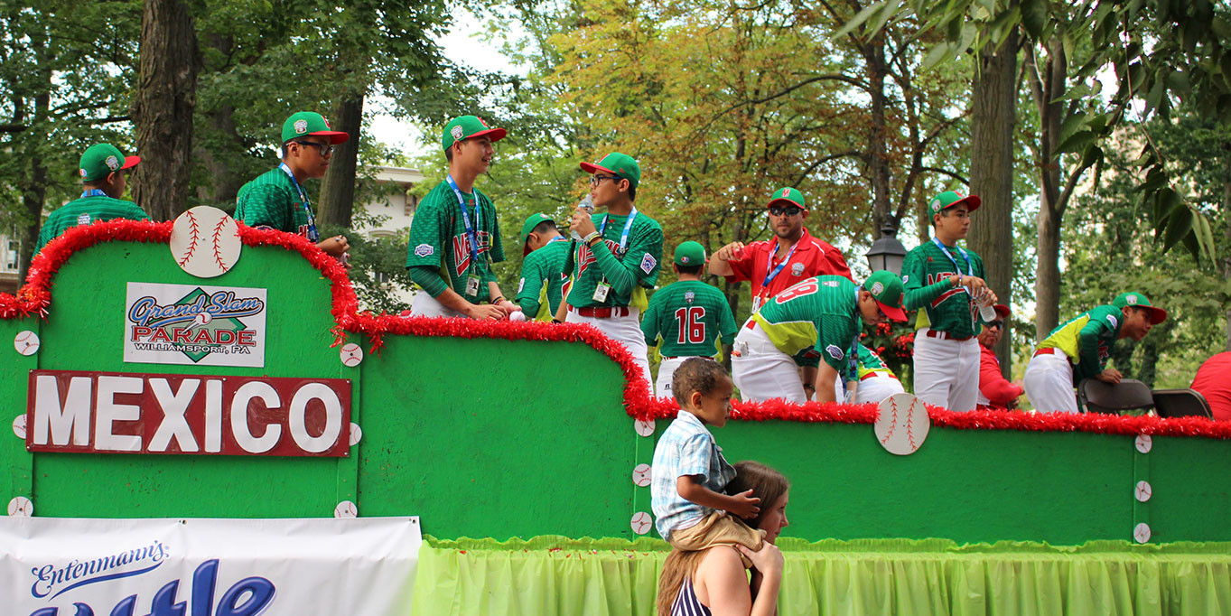 Equipos desfilan previo al arranque de la Serie Mundial LL