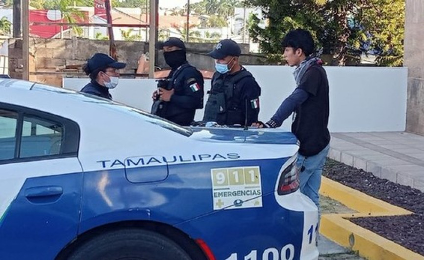 Roba moto del trabajo y viaja de Mty a Tampico para ver a su novia; policías lo detienen antes de su encuentro 