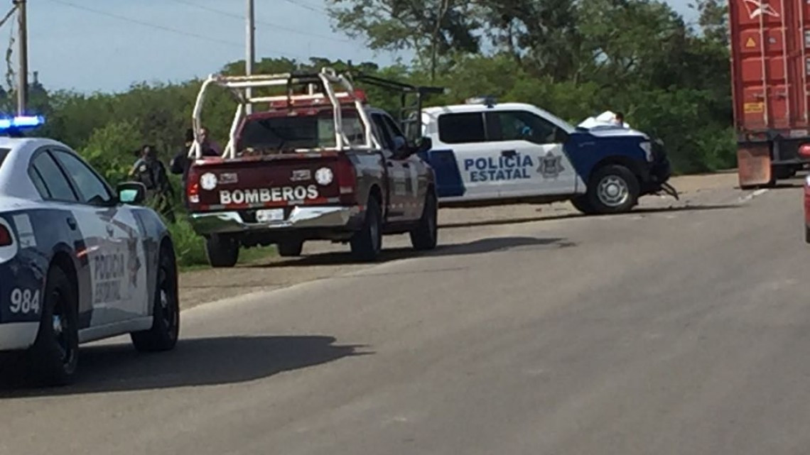 Policías estatales chocan contra trailer