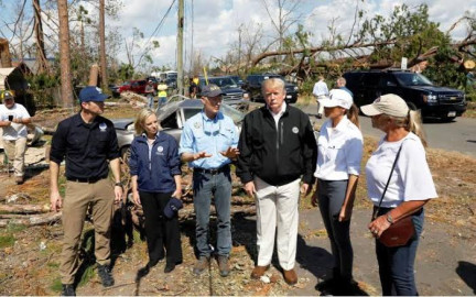Trump, impactado al recorrer zonas afectadas por incendios en California