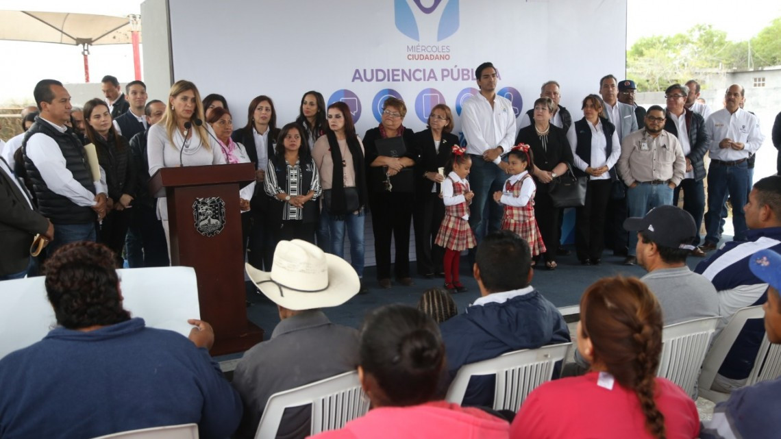 Dialoga Maki con habitantes de Las Delicias