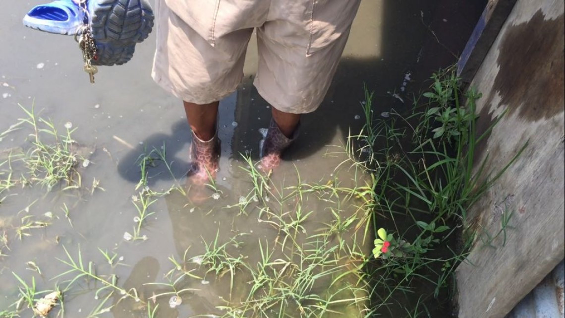 Mujer de la tercera edad vive inundada por aguas negras