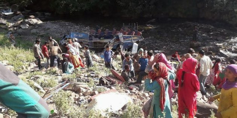 Deja la menos 35 muertos tras accidente de autobús en norte de la India 