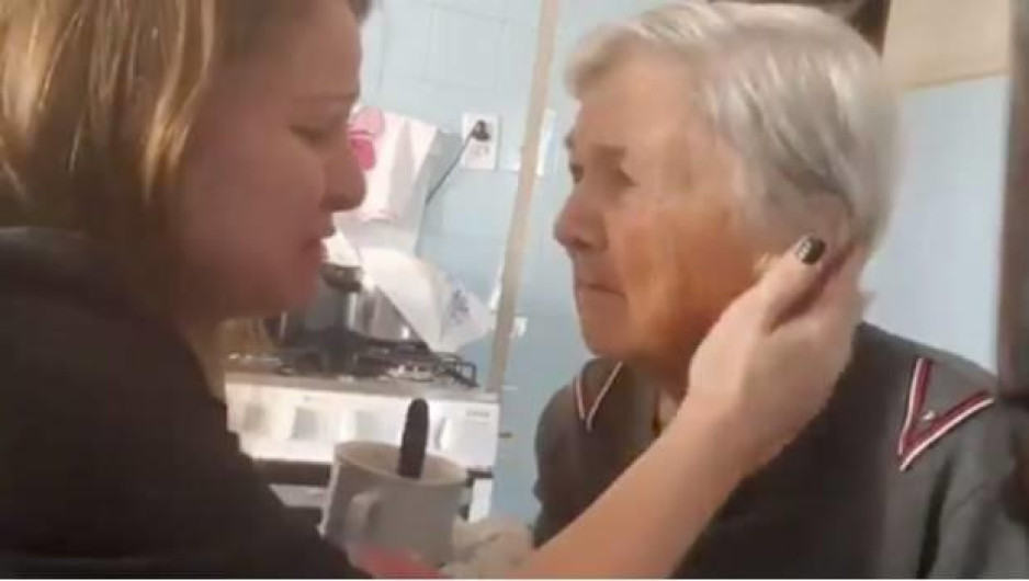 Mujer con Alzheimer reconoce a su hija y conmueve a cientos de internautas