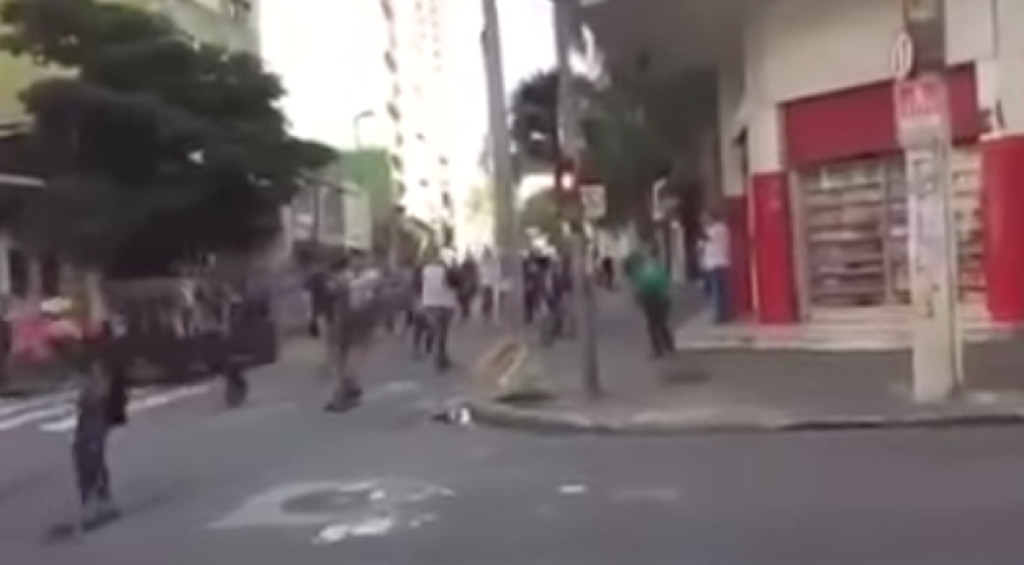 Automóvil atropella a cientos de personas 