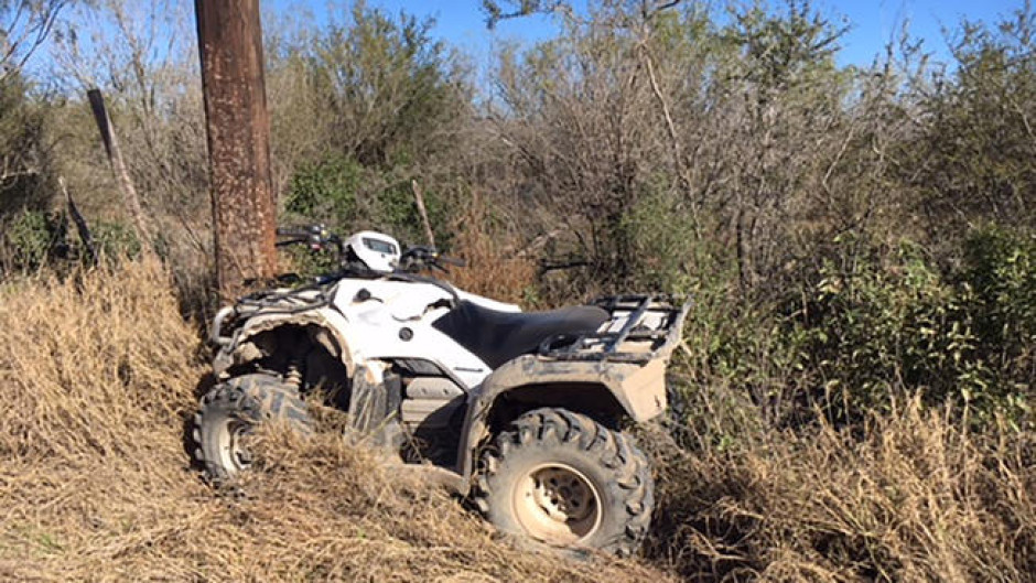 Joven muere, tras impactar su cuatrimoto contra poste 