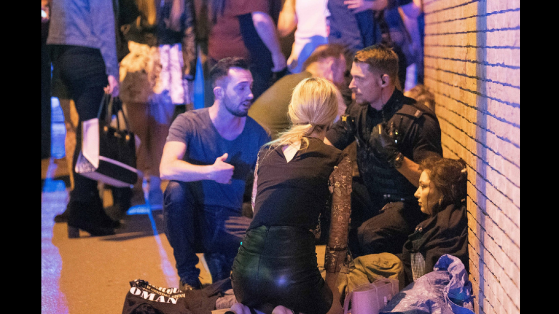 Al menos 20 muertos por explosión en concierto de Ariana Grande