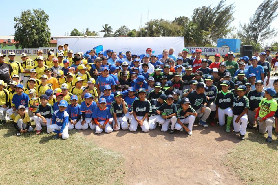 Asiste alcaldesa a Torneo de Béisbol Infantil